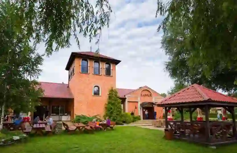 Hotel Ognisty Ptak - pohled na budovu a jezero